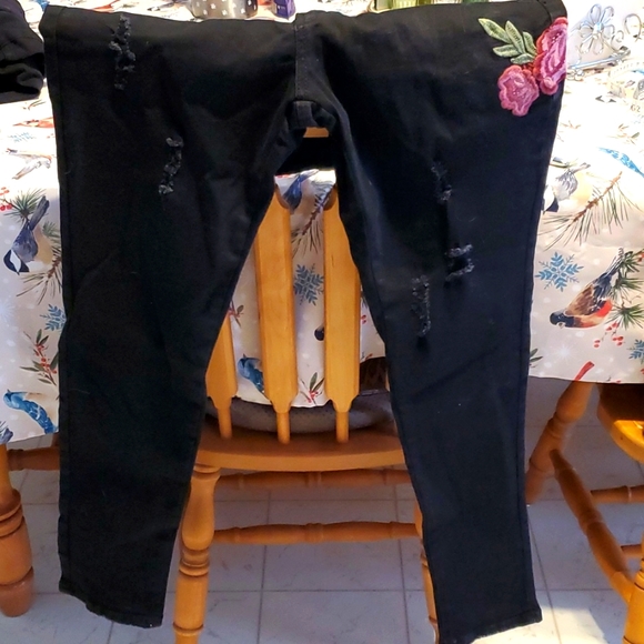 NWOT Suzanne Betro Black Skinny jeans. Size 12. - Picture 3 of 6